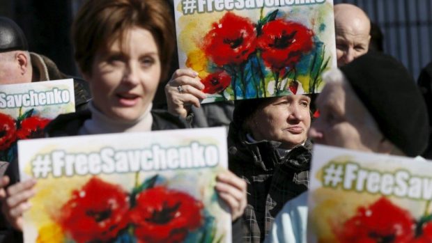 Za propuštění ukrajinské pilotky Nadiji Savčenkové demonstrovali lidé v Kyjevě i jiných světových městech