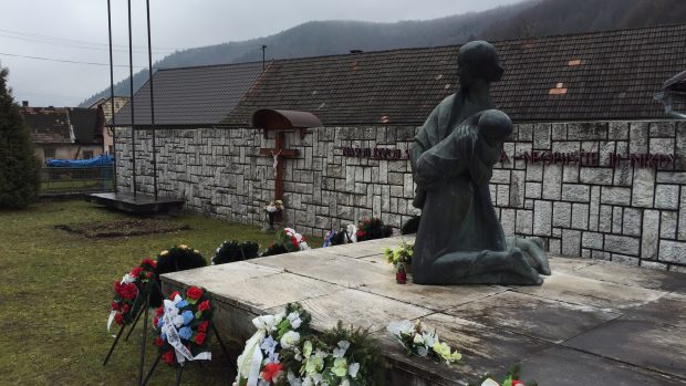 Vypálení obce Ostrý Grúň připomíná památník