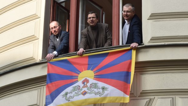 Představitelé pražské TOP 09 vyvěšují tibetskou vlajku