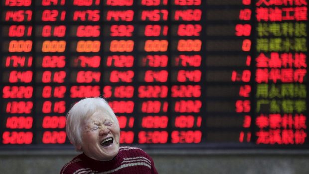 Smějící se čínská investorka na burze v Šanghaji (ilustrační foto)