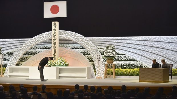 Japonský premiér Šinzó Abe před oltářem připomínajícím oběti zemětřesení a cunami