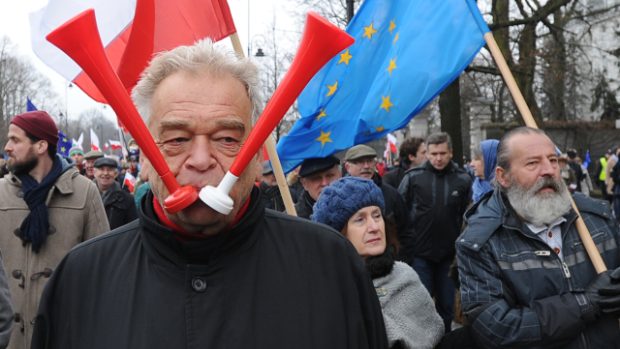 Poláci protestují proti vládě. Vadí jim kroky ohledně ústavního soudu