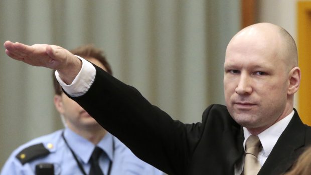 Anders Breivik při příchodu k soudu