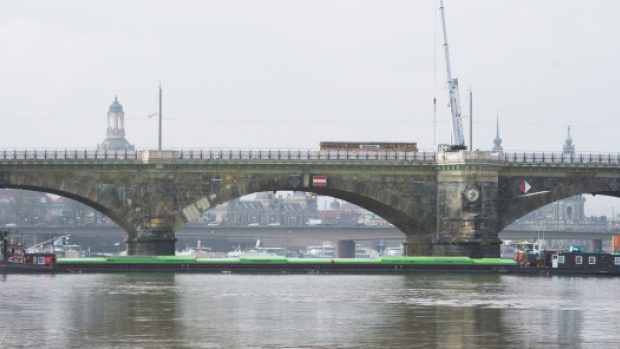 Česká nákladní loď s 800 tunami soli na palubě zablokovala dopravu na Labi v Drážďanech