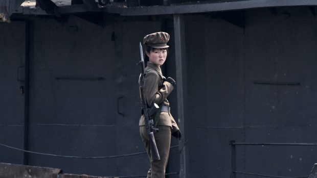 Příslušnice severokorejské armády na stanovišti poblíž hranice s Jižní Koreou