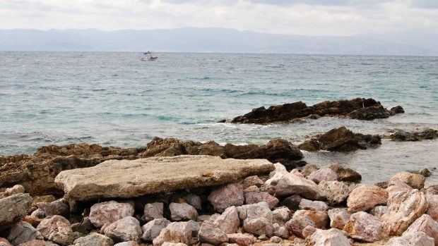 Z pláže nedaleko města Çeşme je to na řecký ostrov Chios jen kousek