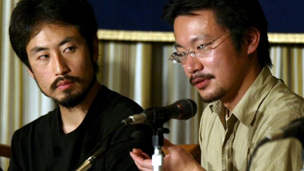 Japonský novinář Jumpei Yasuda (vlevo) na snímku z roku 2004
