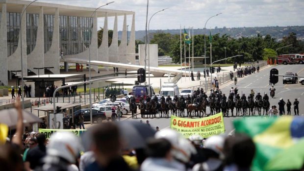 Protestující proti brazilské prezidentce a jejímu předchůdci v ulicích brazilské metropole