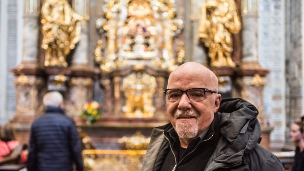 Spisovatel Paulo Coelho navštívil kostel Panny Marie Vítězné, kde se poklonil pražskému Jezulátku