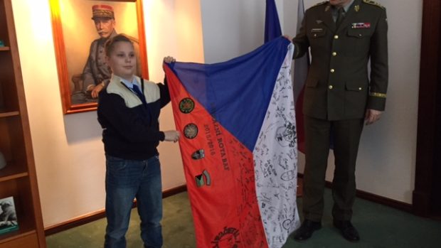 Školák Erik Palásek se státní vlajkou podepsanou českými vojáky v Afghánistánu