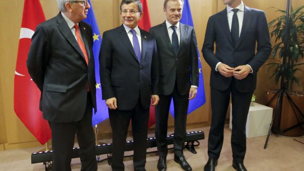 Turecký premiér Ahmet Davutoglu na schůzce s unijními lídry