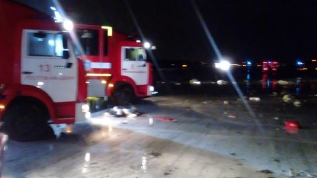 Záchranáři zasahují na letišti v Rostvovu na Donu, kde v sobotu havarovalo dopravní letadlo letící z Dubaje