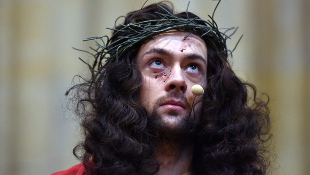 Ve svatovítské katedrále vystoupili ochotníci a herci s lidovou pašijovou hrou - Ježíš je souzen Pilátem