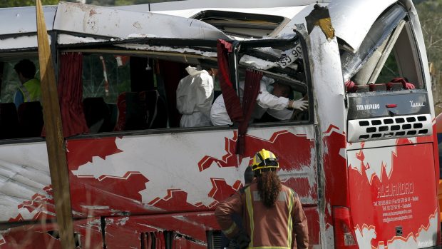 Při nehodě autobusu ve Španělsku zemřelo nejméně 13 lidí