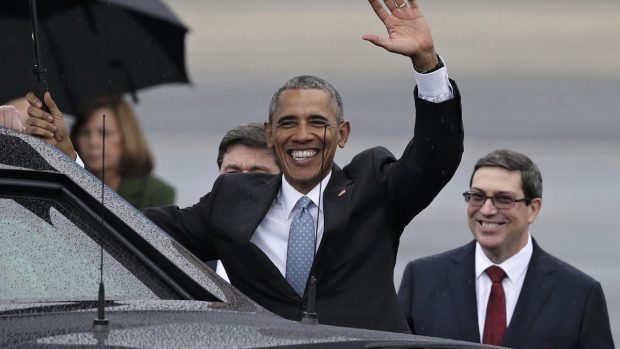 Barack Obama mává novinářům po příletu do Havany
