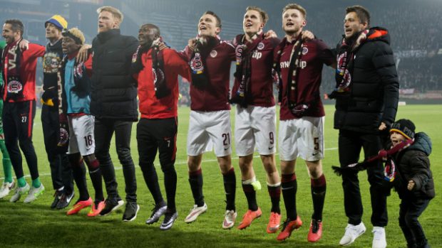 Hráči Sparty oslavují vítězství po zápase 22. kola první fotbalové ligy proti Slavii