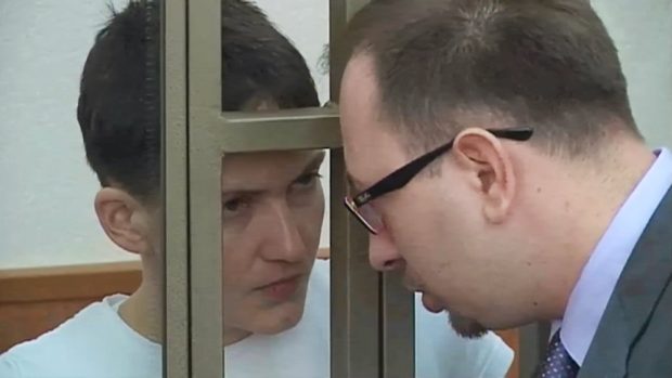 Ukrajinská vojenská pilotku Nadija Savčenková naslouchá u soudu svému právníkovi