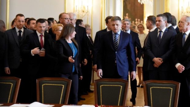 Zástupci čtyř stran podepsali na Bratislavském hradě koaliční smlouvu. Na snímku předseda strany Směr (uprostřed) přivádí koaliční partnery