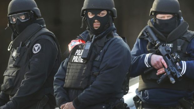 Policisté hlídkují po teroristických útocích u jižního nádraží v Bruselu