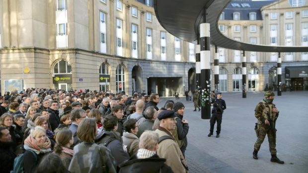Lidé vyčkávají na výsledek kontroly hlavního nádraží v Bruselu
