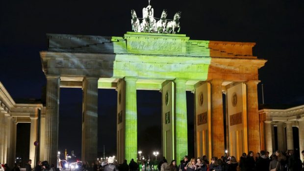 Lidé se sešli i u Braniborské brány v Berlíně, kterou ozářily barvy belgické vlajky