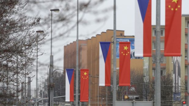 Na stožárech veřejného osvětlení podél Evropské třídy visí čínské a české vlajky, Praha 6 to kritizuje