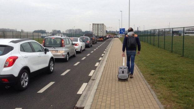 U příjezdu na letiště Charleroi v Belgii se tvoří dlouhé fronty