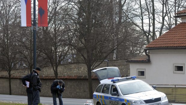 Policisté vyšetřují poškození čínských vlajek v Praze