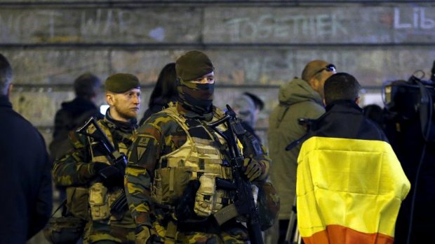 Belgičtí vojáci na stráži na bruselském náměstí Place de la Bourse