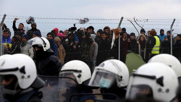 Migranti na řecko-makedonské hranici poblíž obce Idomeni