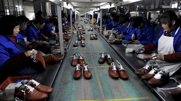 Čínská továrna, ve které se vyrábí obuv