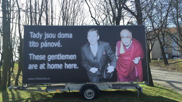 Billboard s Václavem Havlem a dalajlamou na Evropské třídě