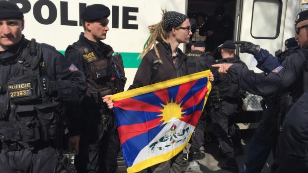 Aktivisté vyměnili na Evropské třídě několik čínských vlajek za tibetské