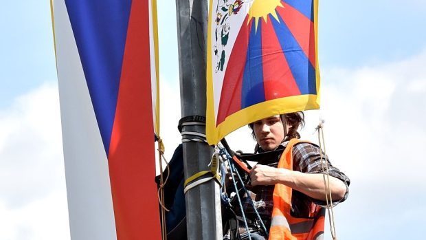 Aktivisté vyměnili na Evropské třídě několik čínských vlajek za tibetské