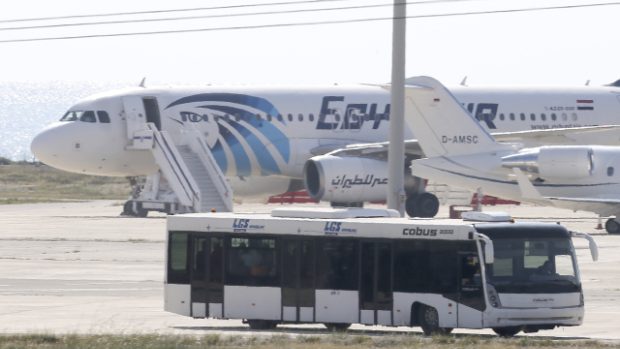 Unesené egyptské letadlo na kyperském letišti