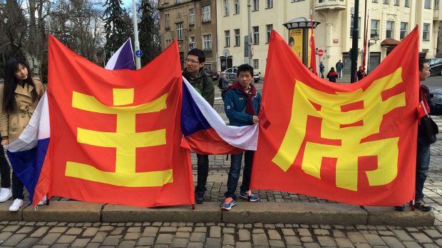 Příznivci čínského prezidenta v pražských Chotkových sadech