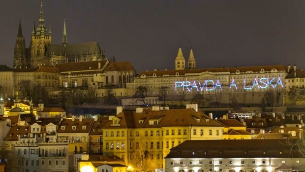 Nápis &quot;Pravda a láska&quot; promítali aktivisté na jednu z budov Pražského hradu
