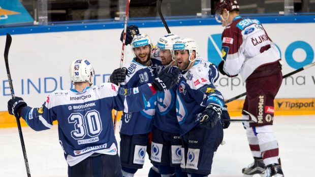 Radost plzeňských hráčů po vstřeleném gólu v prvním semifinále hokejové Tipsport extraligy