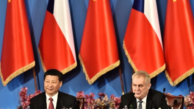 Prezidenti Si Ťin-pching a Miloš Zeman na ekonomickém fóru na pražském Žofíně