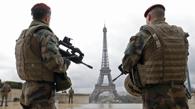 Také v Paříži pokračují bezpečnostní opatření