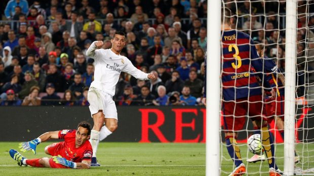 Cristiano Ronaldo (v bílém) střílí gól do sítě Barcelony