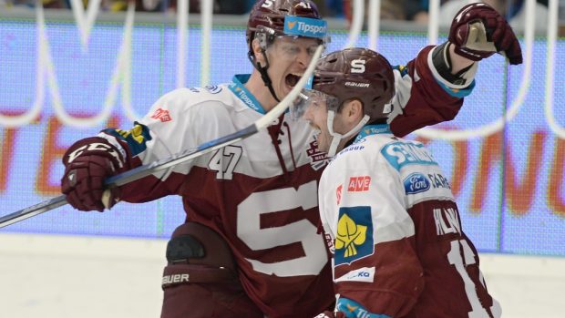 Útočník hokejové Sparty Jan Buchtele se raduje z branky v semifinálovém utkání v Plzni