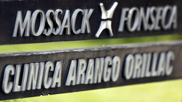 Společnost Mossack Fonseca údajně pomáhala skrývat prominentům peníze v daňových rájíc