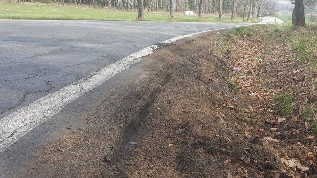 Kamiony nedodržují předepsané objízdné trasy u Vodňan a ničí malé silnice. Na snímku utržená krajnice za Bavorovem