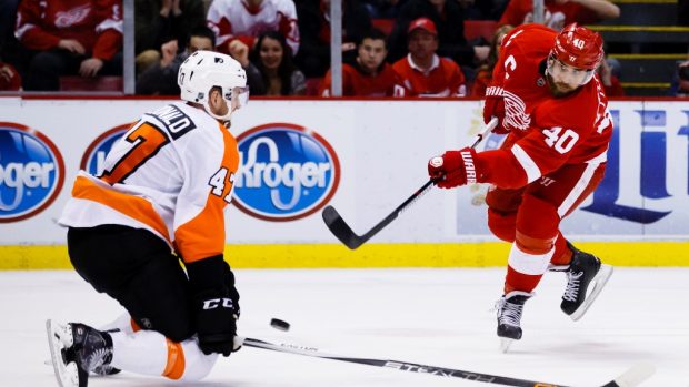 Kapitán Detroitu Red Wings Henrik Zetterberg střílí na branku Philadelphie Flyers
