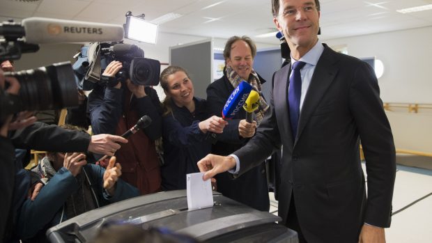 Nizozemského referenda se účastnil také premiér Mark Rutte