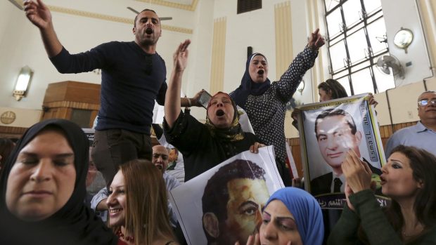 V soudní síni panovala kvůli protestům příznivkyň Husního Mubáraka napjatá atmosféra