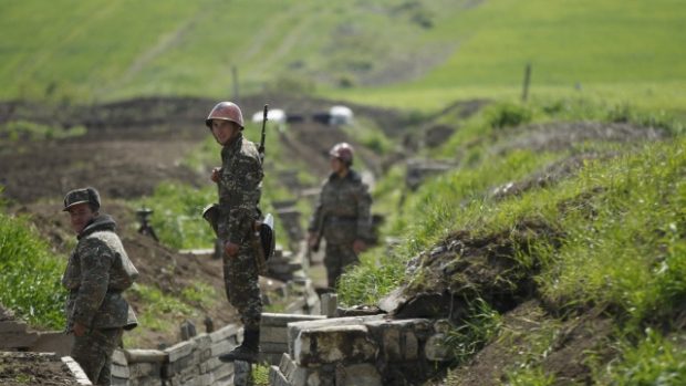 Arménští vojáci v zákopech v Náhorním Karabachu