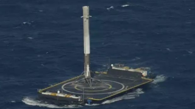 Raketa Falcon 9 poprvé přistála na plošině v oceánu