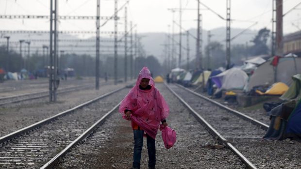 Na polích a železniční trati v blízkosti řecko-makedonské hranice už měsíce stanuje téměř 13 tisíc lidí